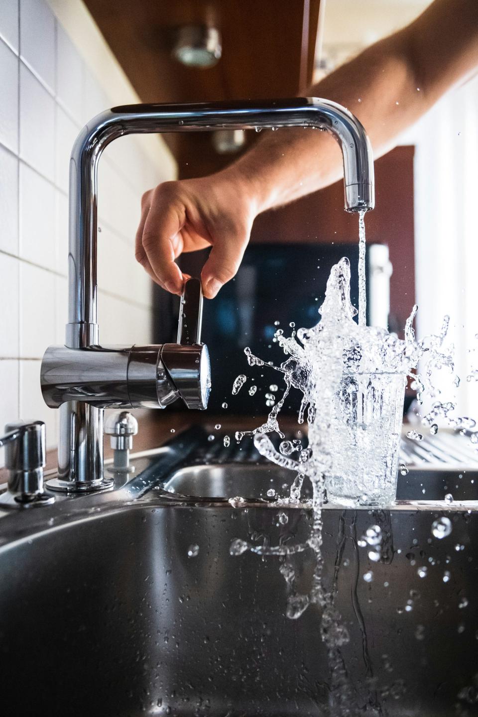 Robinet avec verre d'eau

